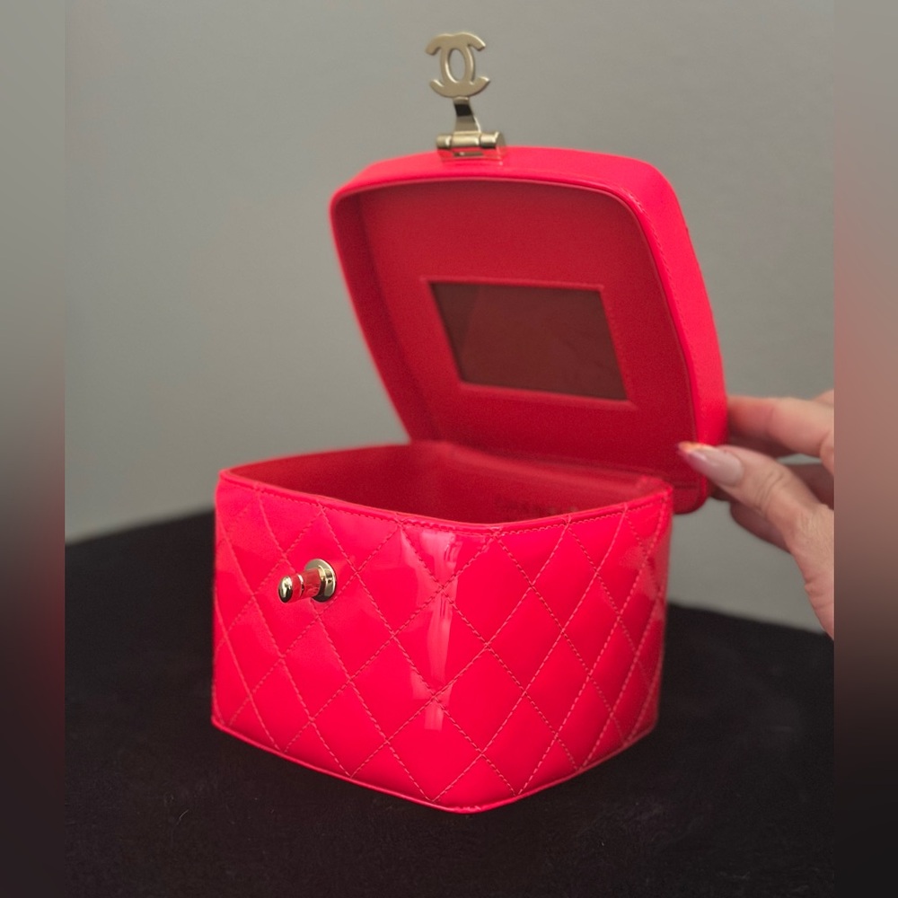 CHANEL Neon Pink Patent Quilted Cosmetic Case - Picture 4 of 12